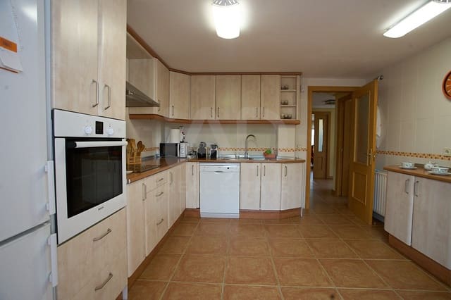 5 bedroom Terraced Villa for sale in Aranjuez with garage - € 425,000 (Ref: 9991252)