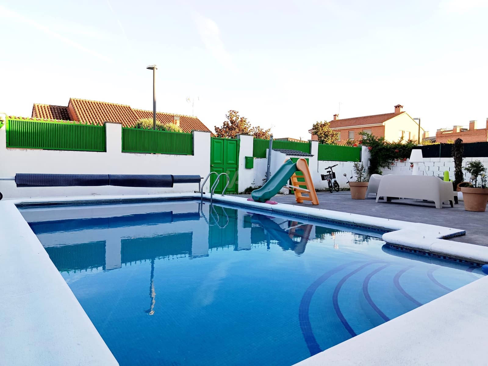 Casa de 6 habitaciones en Madrid ciudad en venta con piscina garaje - 560.000 € (Ref: 9991277)