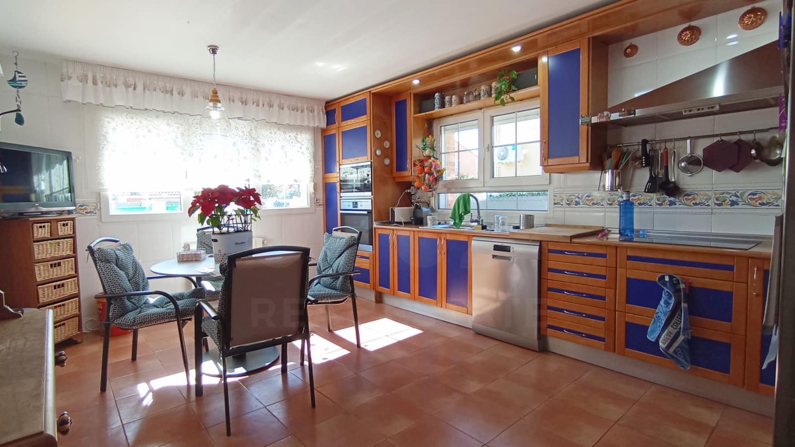 Casa de 6 habitaciones en Madrid ciudad en venta con piscina garaje - 560.000 € (Ref: 9991277)