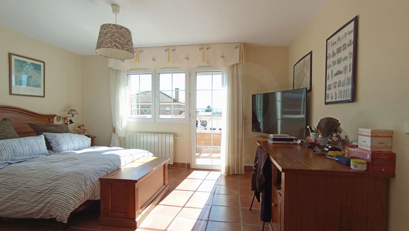 Casa de 6 habitaciones en Madrid ciudad en venta con piscina garaje - 560.000 € (Ref: 9991277)