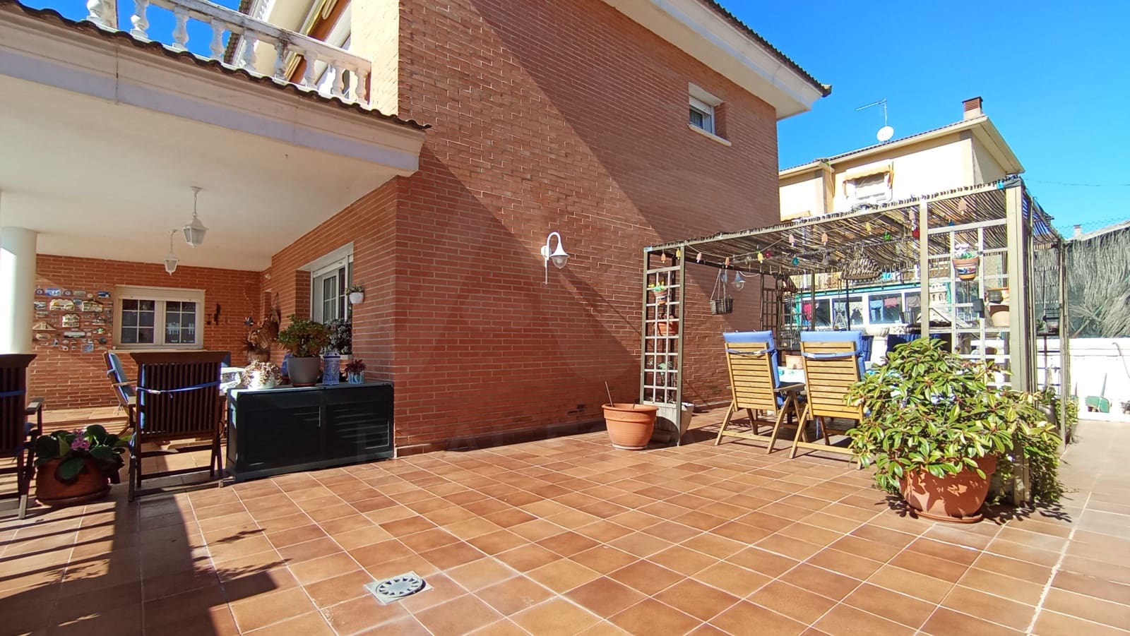 Casa de 6 habitaciones en Madrid ciudad en venta con piscina garaje - 560.000 € (Ref: 9991277)