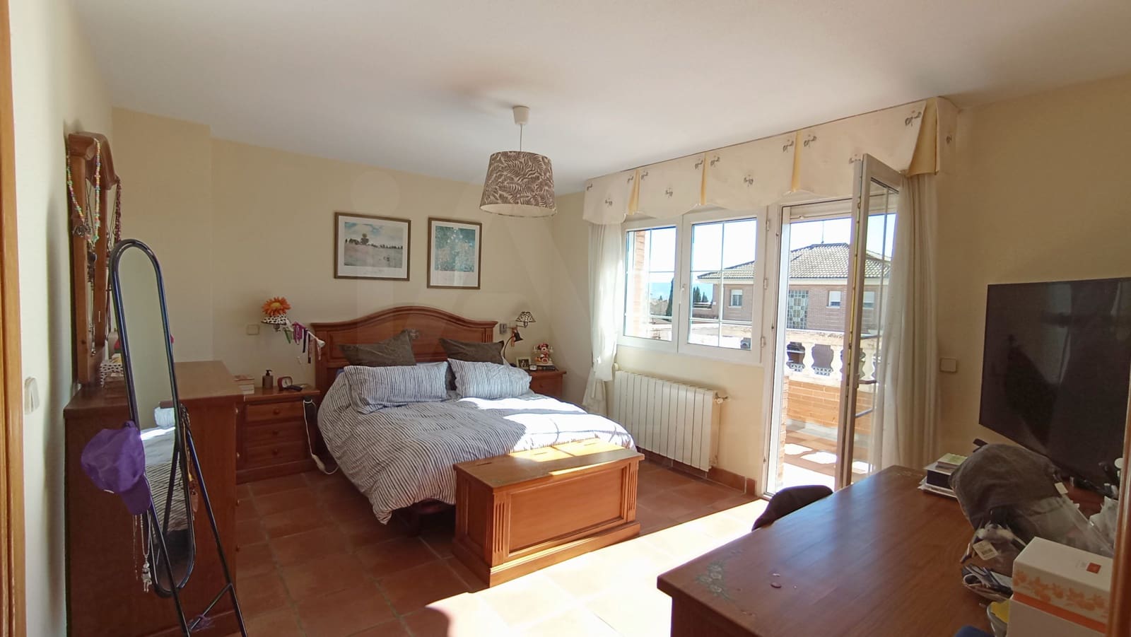 Casa de 6 habitaciones en Madrid ciudad en venta con piscina garaje - 560.000 € (Ref: 9991277)
