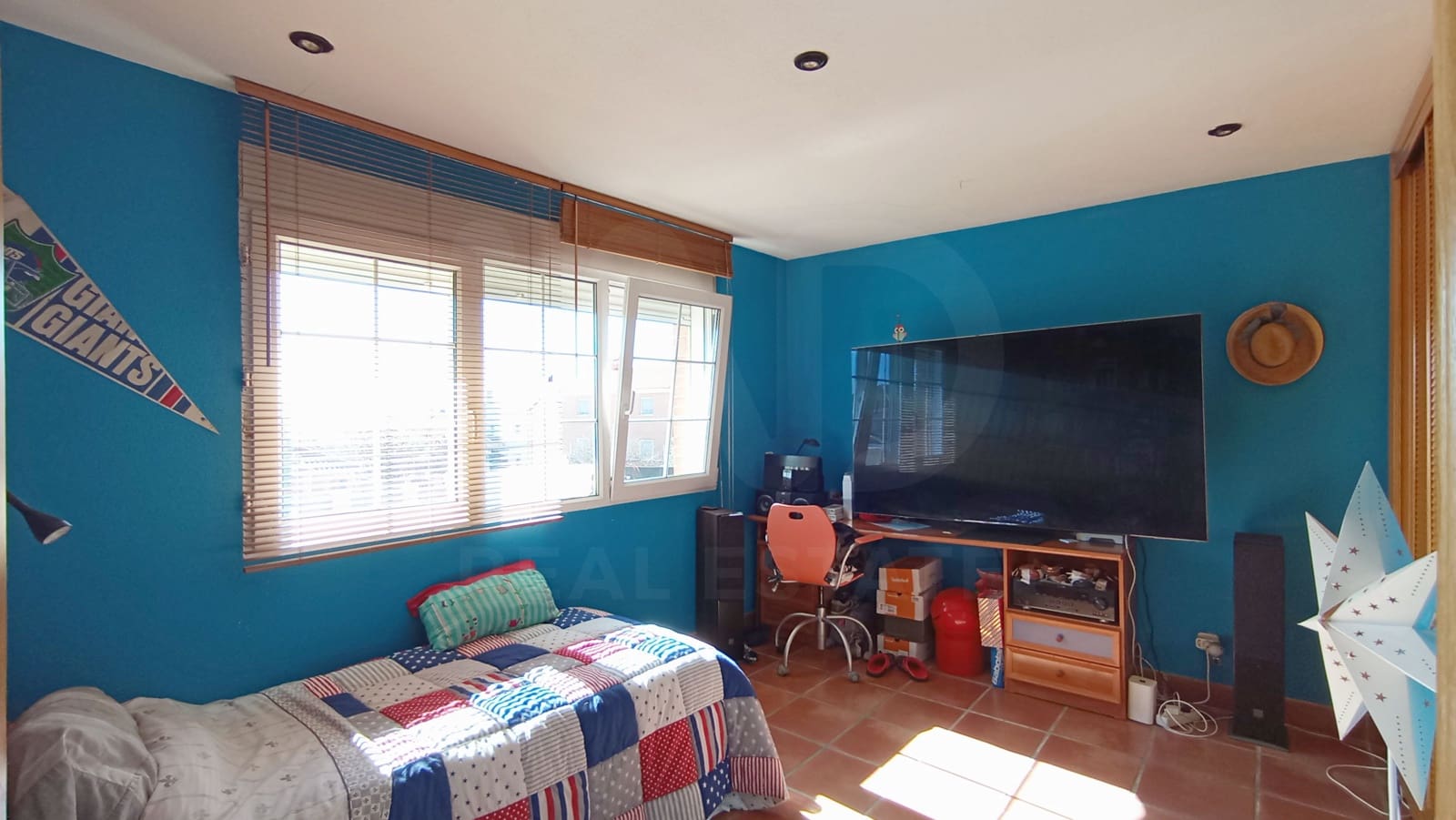 Casa de 6 habitaciones en Madrid ciudad en venta con piscina garaje - 560.000 € (Ref: 9991277)