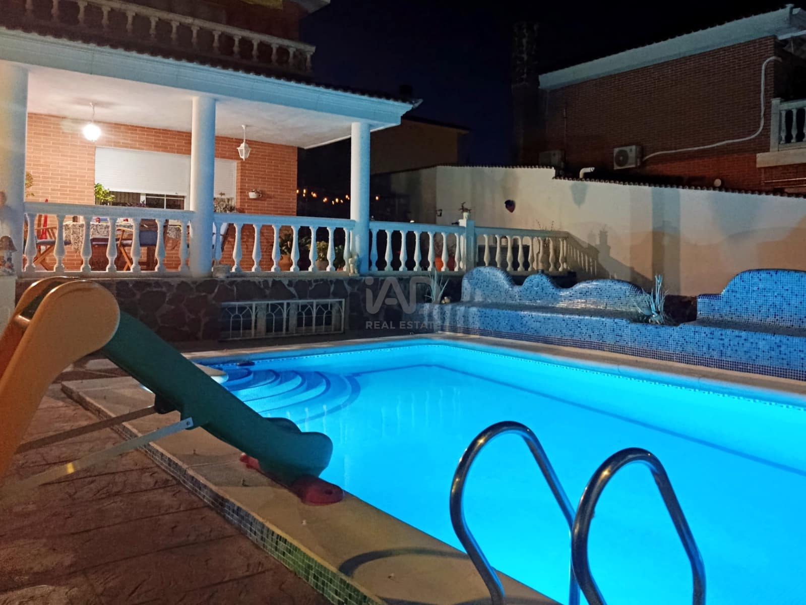 Casa de 6 habitaciones en Madrid ciudad en venta con piscina garaje - 560.000 € (Ref: 9991277)
