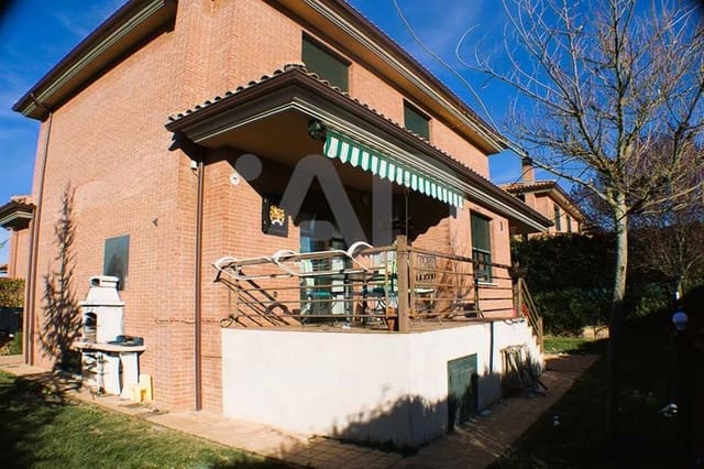 4 slaapkamer Villa te koop in León stad met garage - € 365.000 (Ref: 9991308)