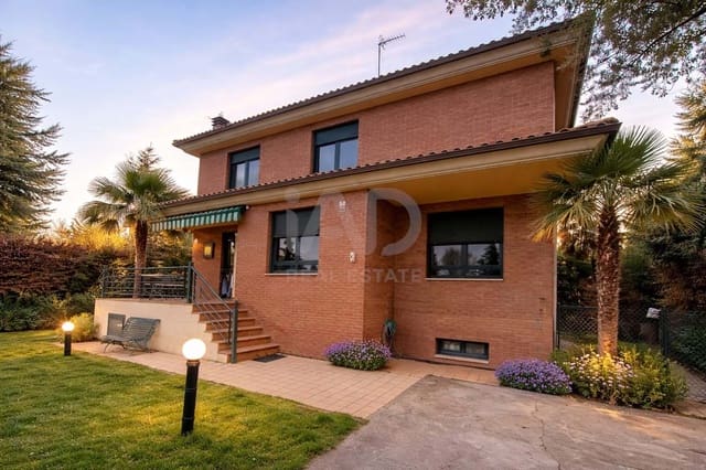 4 slaapkamer Villa te koop in León stad met garage - € 365.000 (Ref: 9991308)