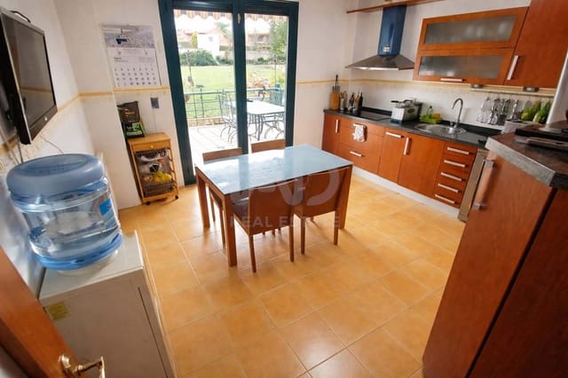 4 slaapkamer Villa te koop in León stad met garage - € 365.000 (Ref: 9991308)