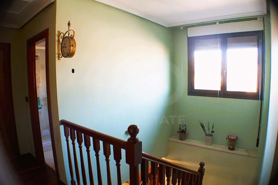 4 slaapkamer Villa te koop in Leon stad met garage - € 365.000 (Ref: 9991308)