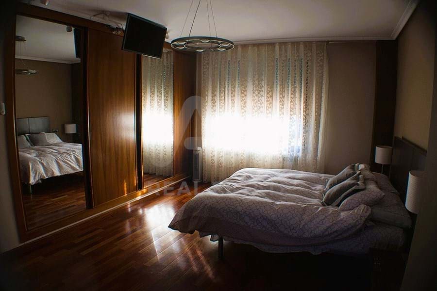 4 slaapkamer Villa te koop in Leon stad met garage - € 365.000 (Ref: 9991308)