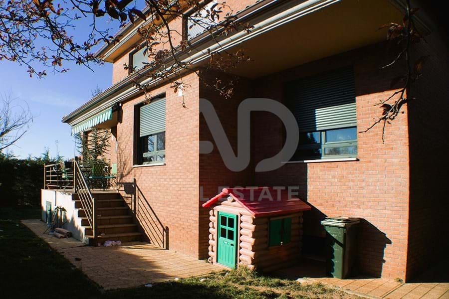 4 slaapkamer Villa te koop in Leon stad met garage - € 365.000 (Ref: 9991308)