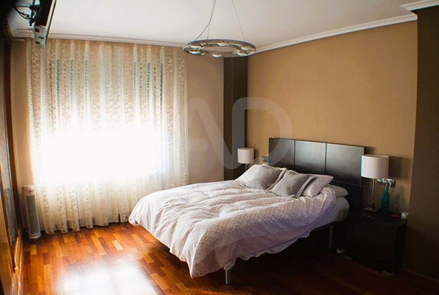 4 slaapkamer Villa te koop in Leon stad met garage - € 365.000 (Ref: 9991308)