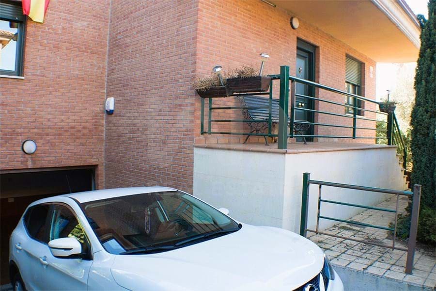 4 slaapkamer Villa te koop in Leon stad met garage - € 365.000 (Ref: 9991308)