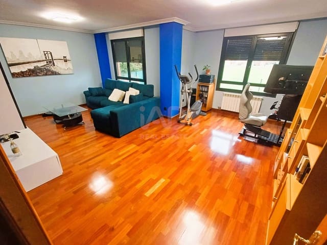 4 slaapkamer Villa te koop in León stad met garage - € 365.000 (Ref: 9991308)