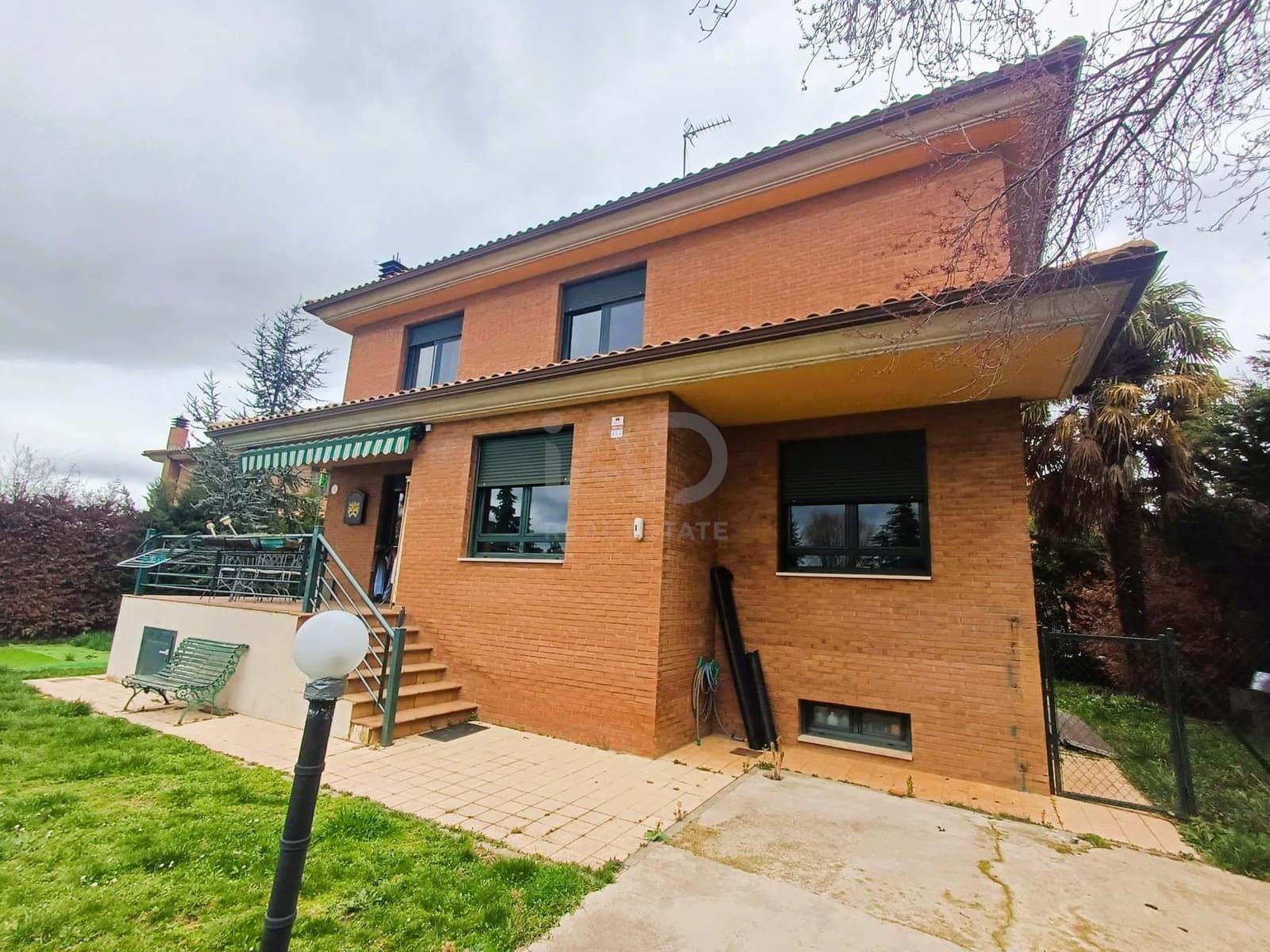 4 slaapkamer Villa te koop in Leon stad met garage - € 365.000 (Ref: 9991308)