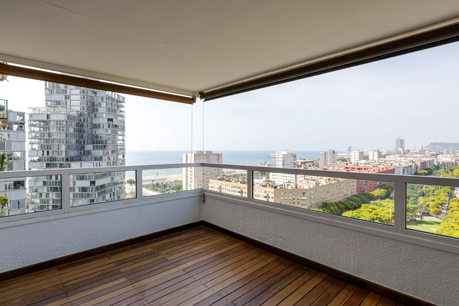 3 sypialnia Apartament na sprzedaż w Miasto Barcelona z basenem garażem - 1 370 000 € (Ref: 9991342)