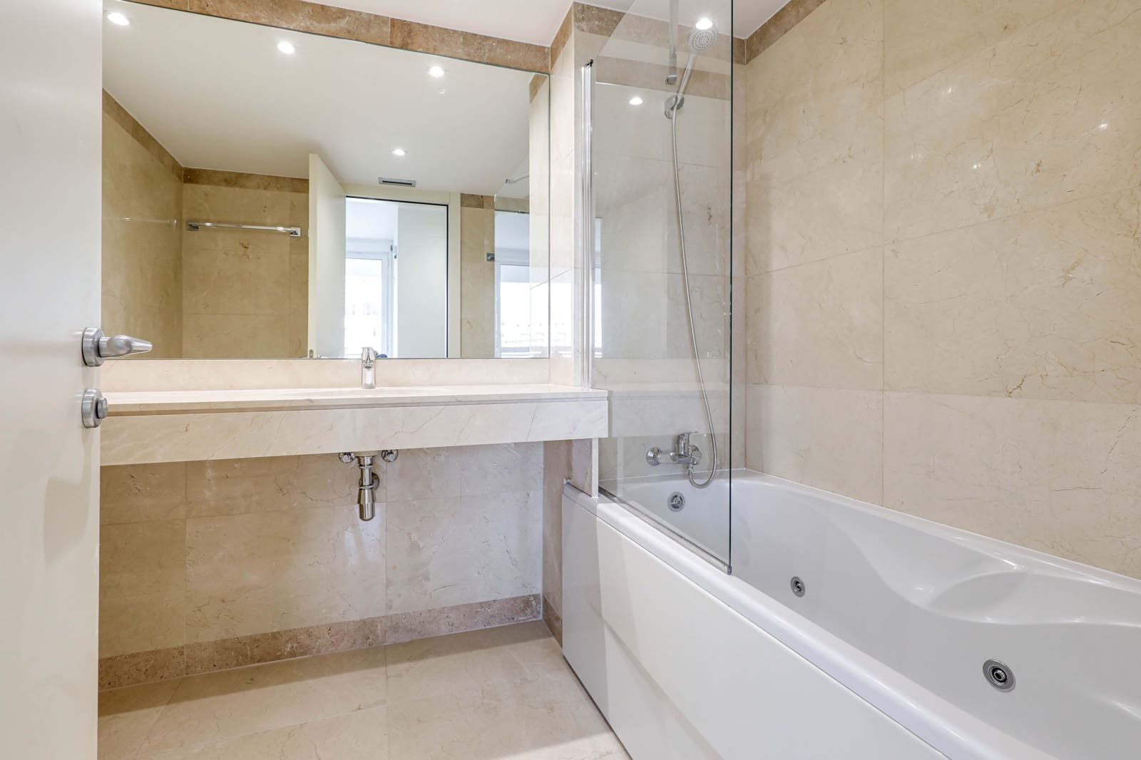 3 sypialnia Apartament na sprzedaż w Miasto Barcelona z basenem garażem - 1 370 000 € (Ref: 9991342)