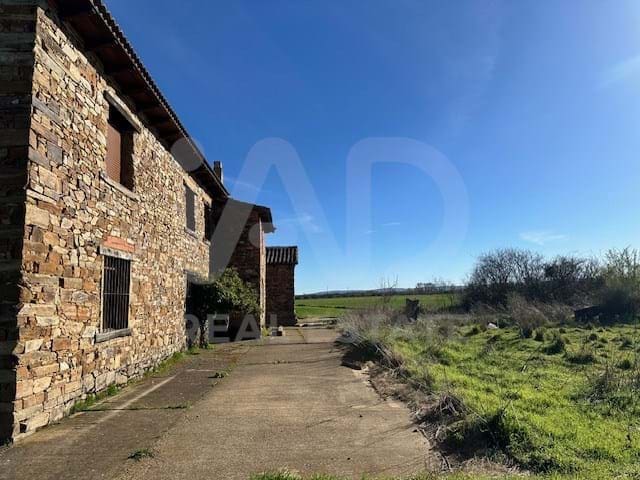 7 slaapkamer Finca/Landhuis te koop in Leon stad - € 348.000 (Ref: 9991359)