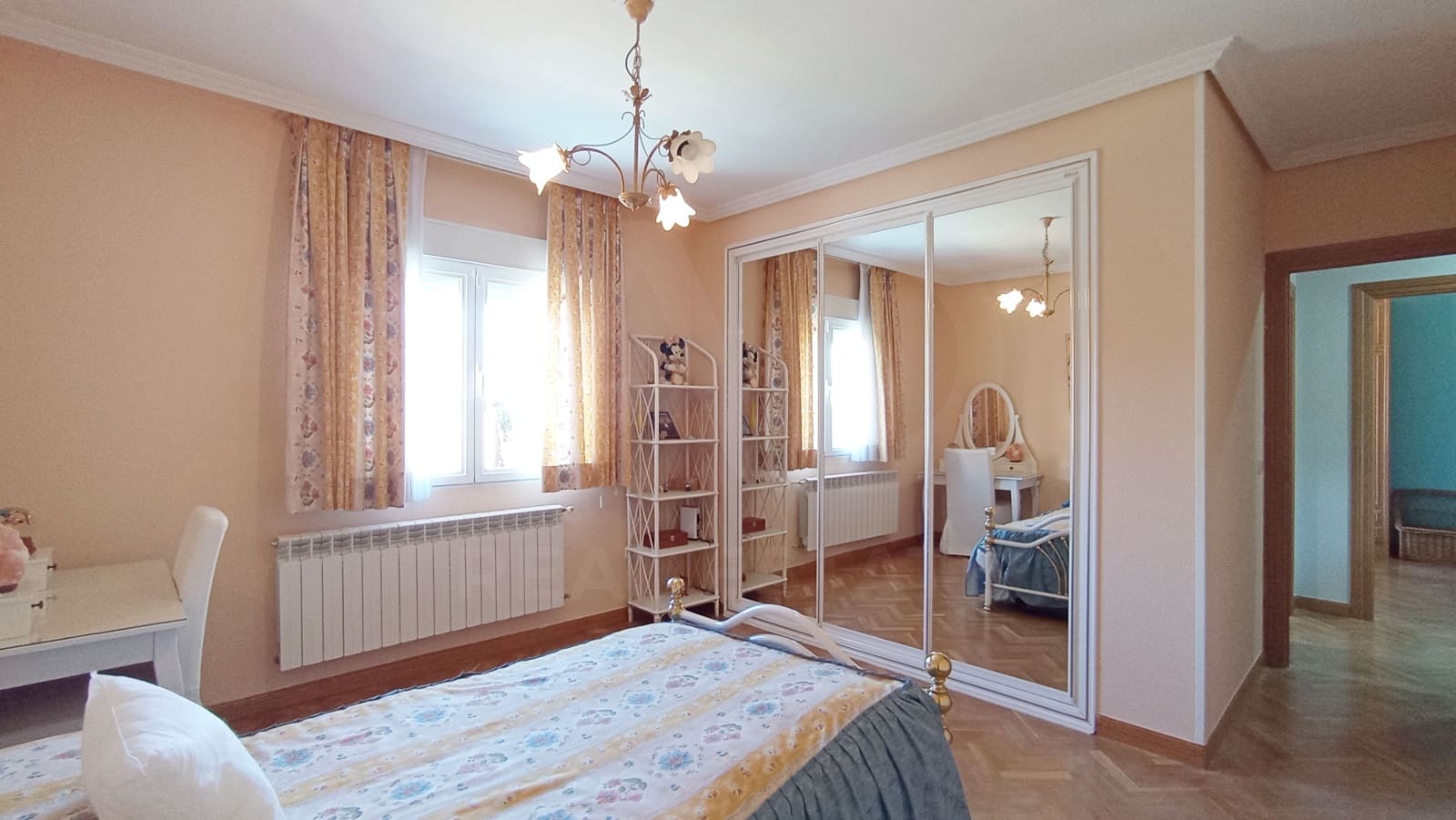 5 sypialnia Dom na sprzedaż w Miasto Madryt z basenem garażem - 640 000 € (Ref: 9991360)