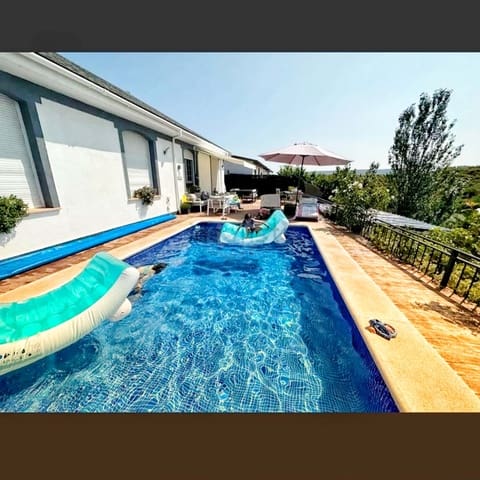4 quarto Casa em Banda para venda em Huércanos com piscina garagem - 560 000 € (Ref: 9991367)