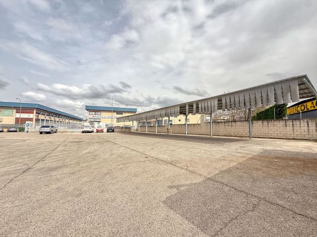 Commercieel te koop in Villaviciosa de Odón met garage - € 12.000.000 (Ref: 9991374)