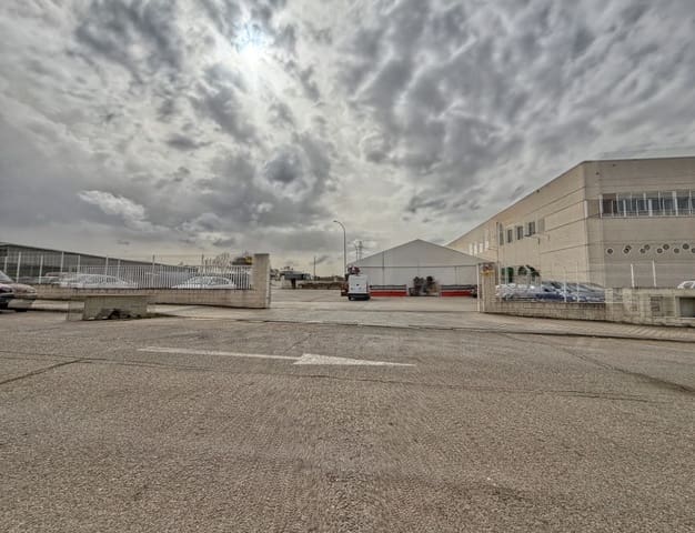 Commercieel te koop in Villaviciosa de Odón met garage - € 12.000.000 (Ref: 9991374)