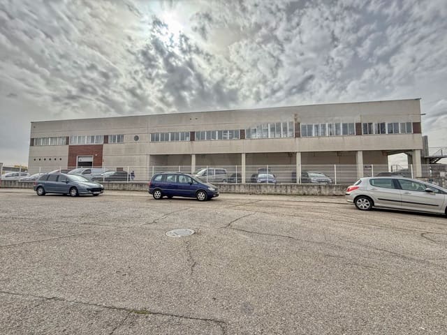 Commercieel te koop in Villaviciosa de Odón met garage - € 12.000.000 (Ref: 9991374)
