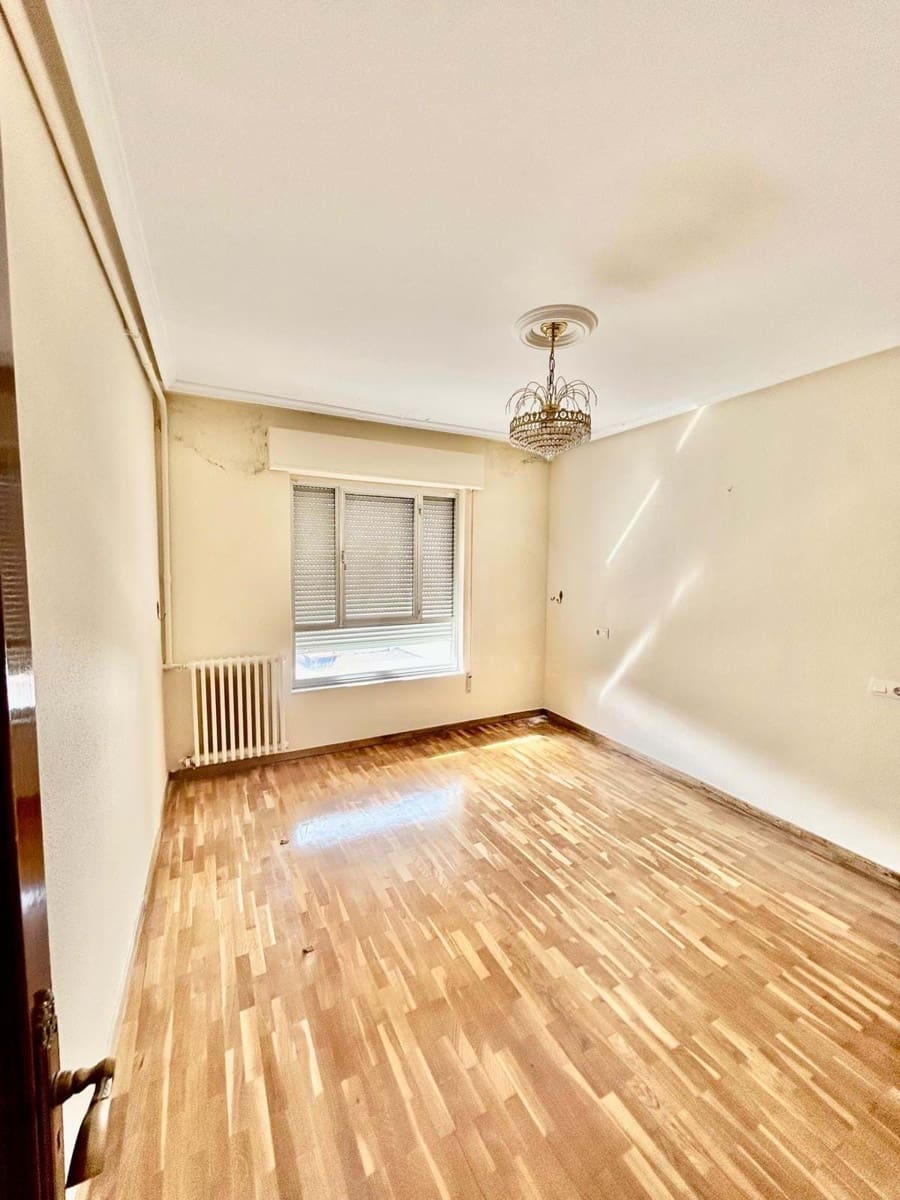 3 soveværelse Byhus til salg i Leon by med garage - € 180.000 (Ref: 9991380)