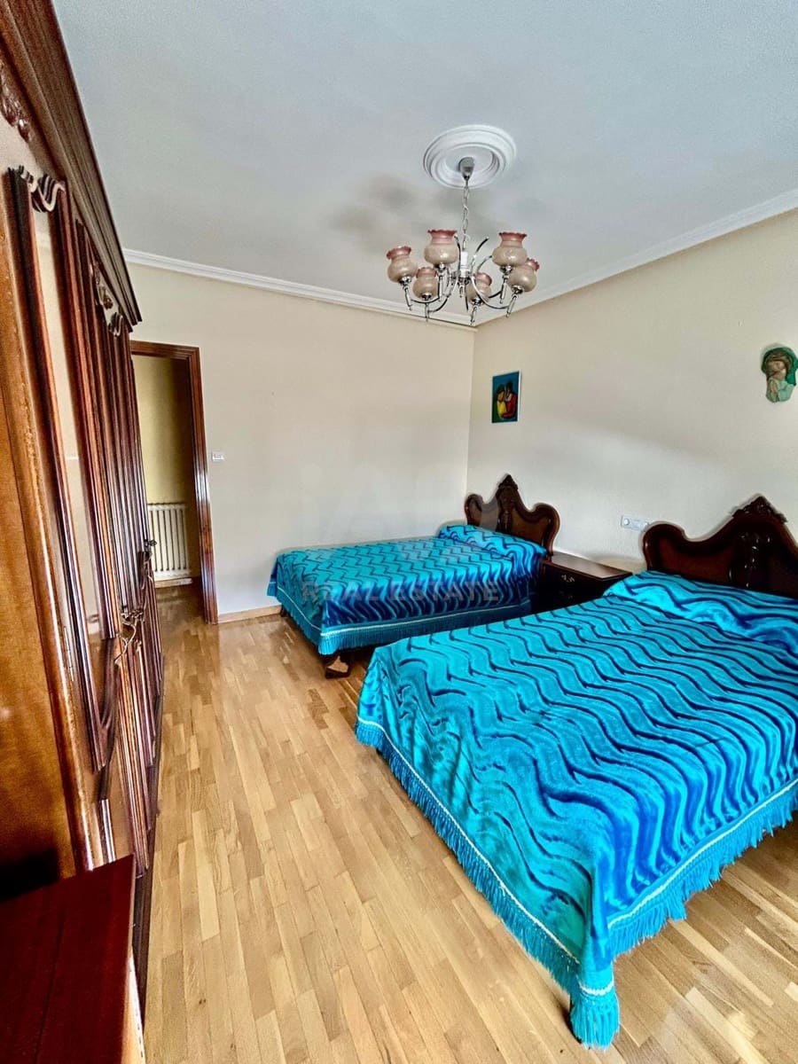 3 soveværelse Byhus til salg i Leon by med garage - € 180.000 (Ref: 9991380)