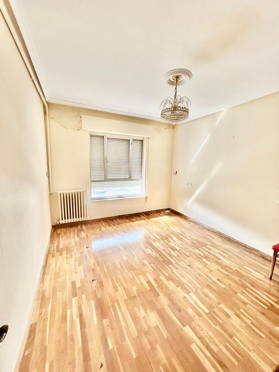 3 soveværelse Byhus til salg i Leon by med garage - € 180.000 (Ref: 9991380)
