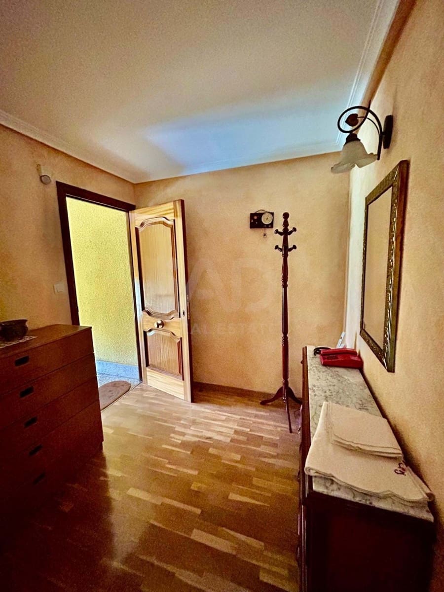 3 soveværelse Byhus til salg i Leon by med garage - € 180.000 (Ref: 9991380)