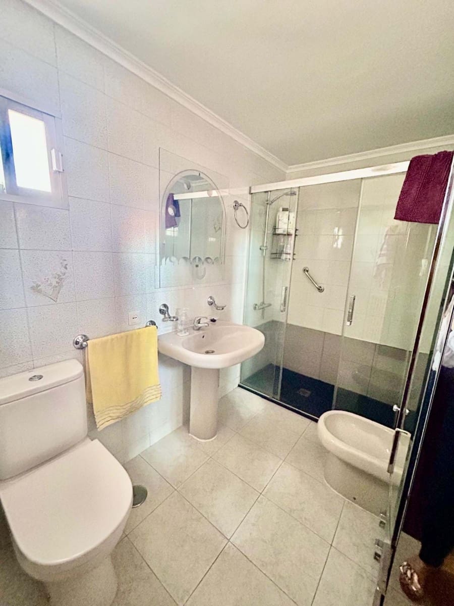 3 soveværelse Byhus til salg i Leon by med garage - € 180.000 (Ref: 9991380)