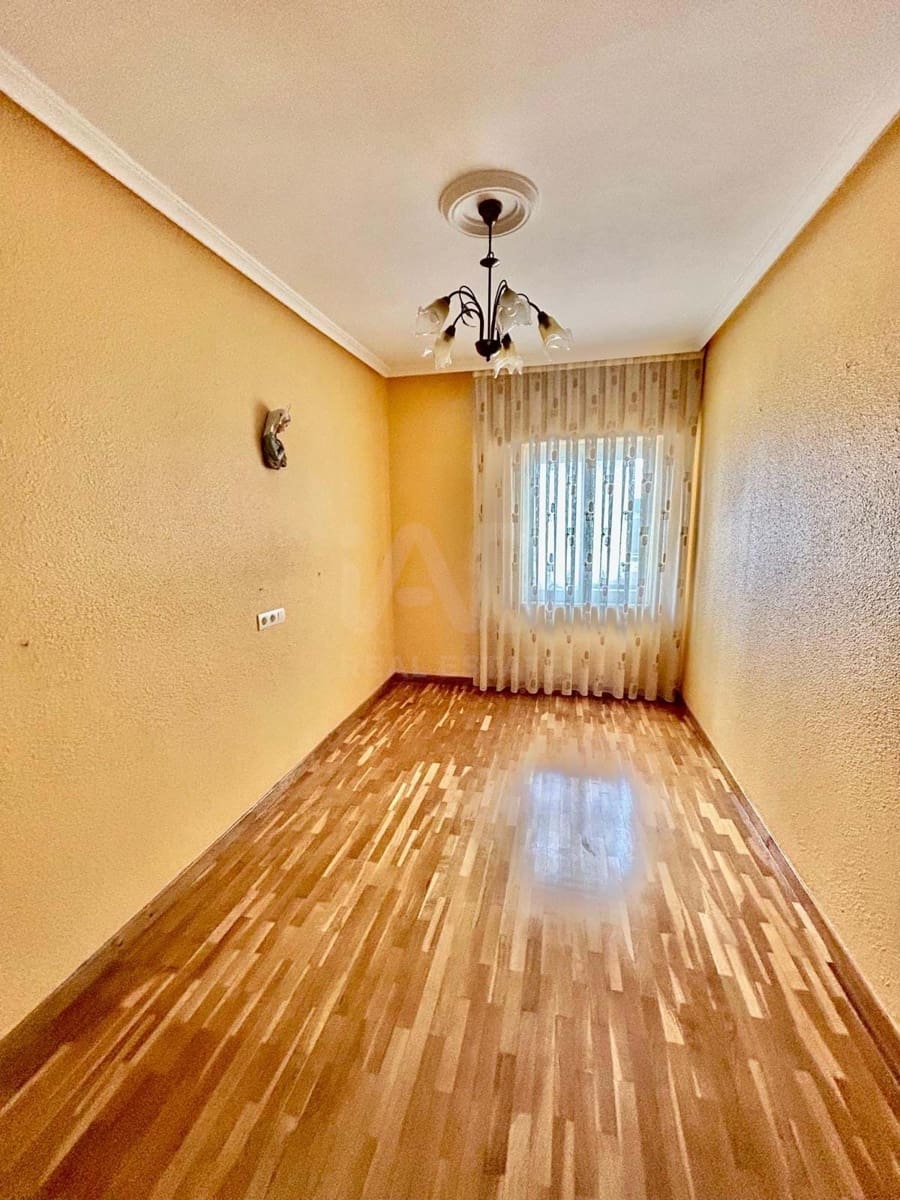 3 soveværelse Byhus til salg i Leon by med garage - € 180.000 (Ref: 9991380)