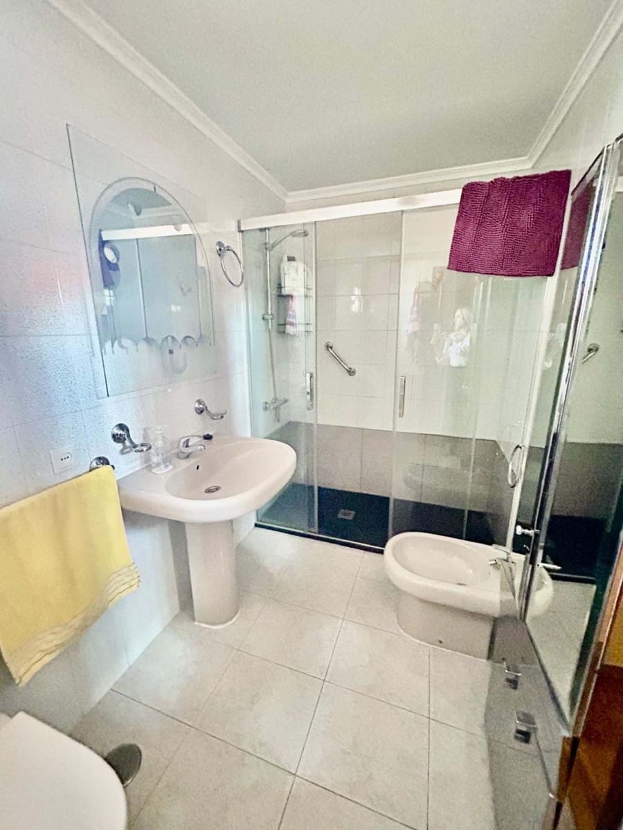 3 soveværelse Byhus til salg i Leon by med garage - € 180.000 (Ref: 9991380)