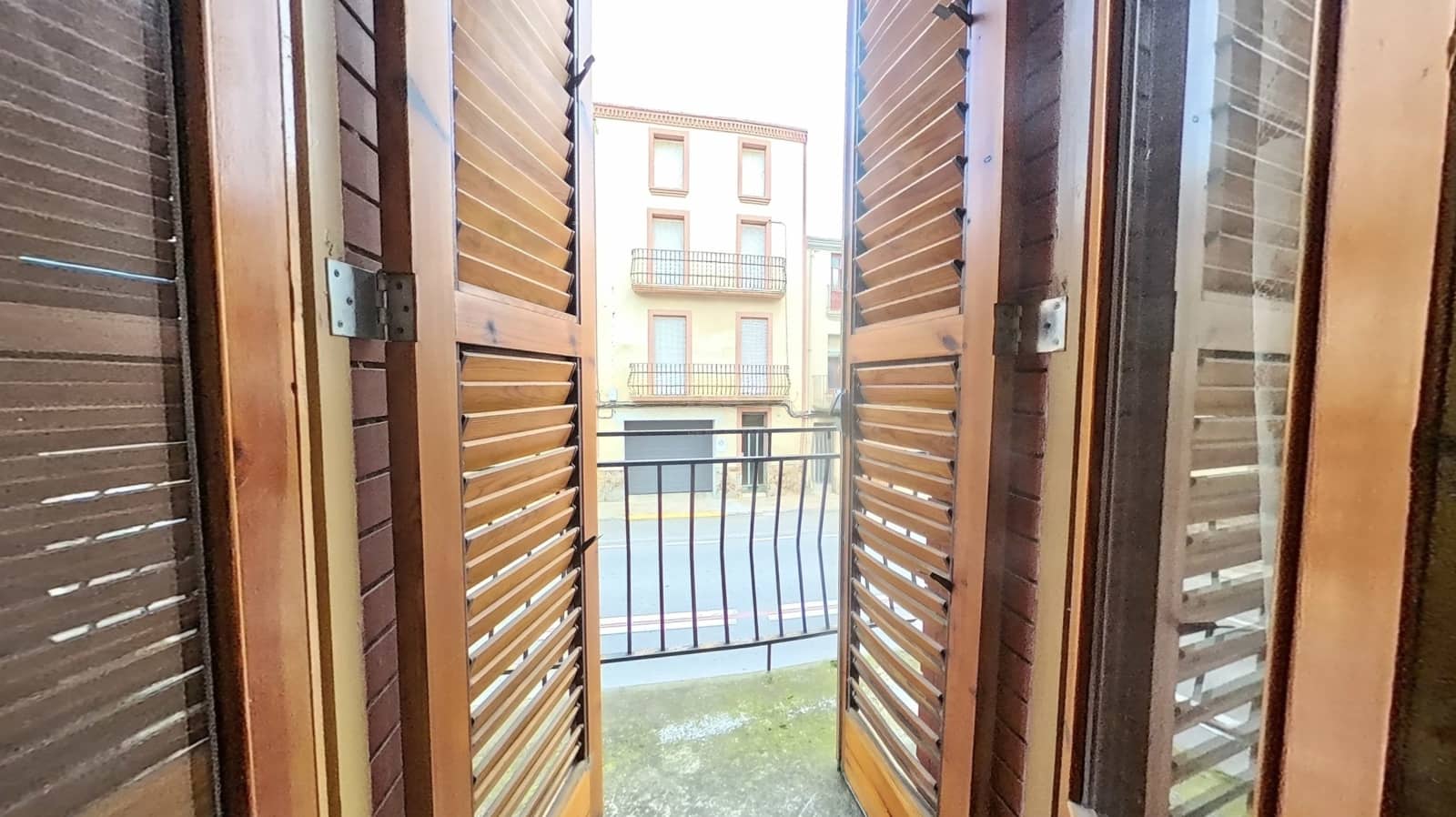 5 bedroom Terraced Villa for sale in Lleida city with garage - € 116,000 (Ref: 9991383)