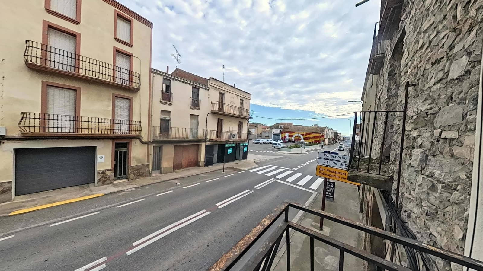 5 bedroom Terraced Villa for sale in Lleida city with garage - € 116,000 (Ref: 9991383)