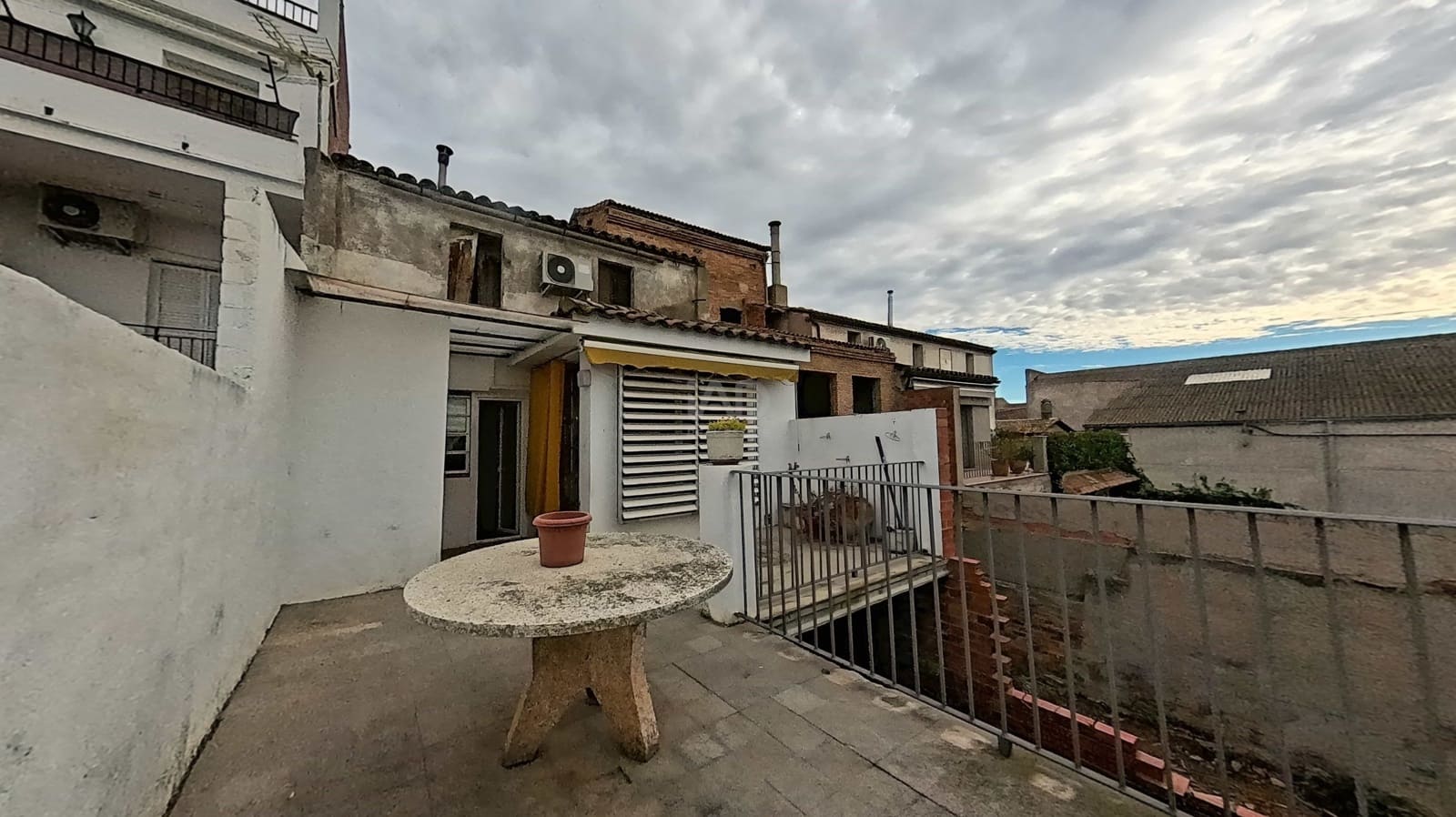 5 bedroom Terraced Villa for sale in Lleida city with garage - € 116,000 (Ref: 9991383)