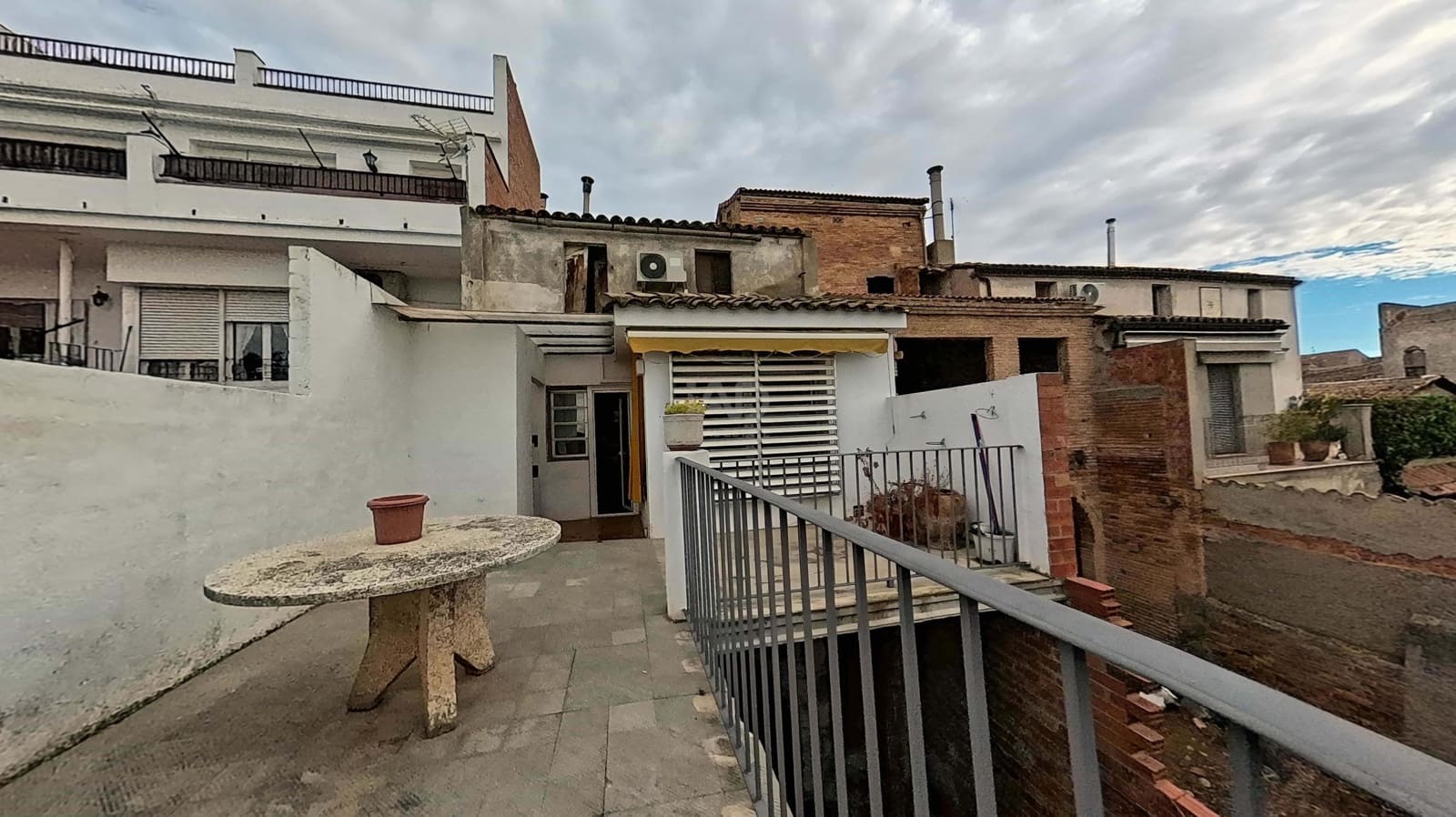 5 bedroom Terraced Villa for sale in Lleida city with garage - € 116,000 (Ref: 9991383)
