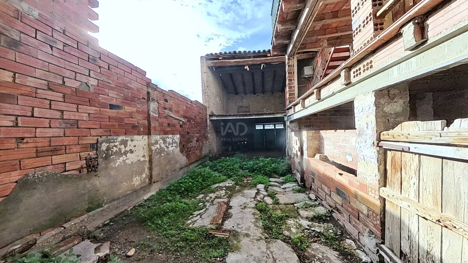 5 bedroom Terraced Villa for sale in Lleida city with garage - € 116,000 (Ref: 9991383)