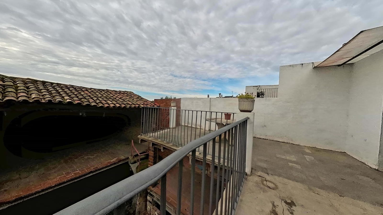 5 bedroom Terraced Villa for sale in Lleida city with garage - € 116,000 (Ref: 9991383)