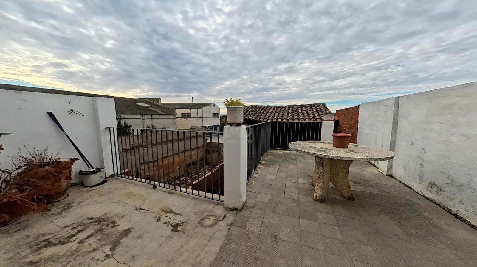 5 bedroom Terraced Villa for sale in Lleida city with garage - € 116,000 (Ref: 9991383)