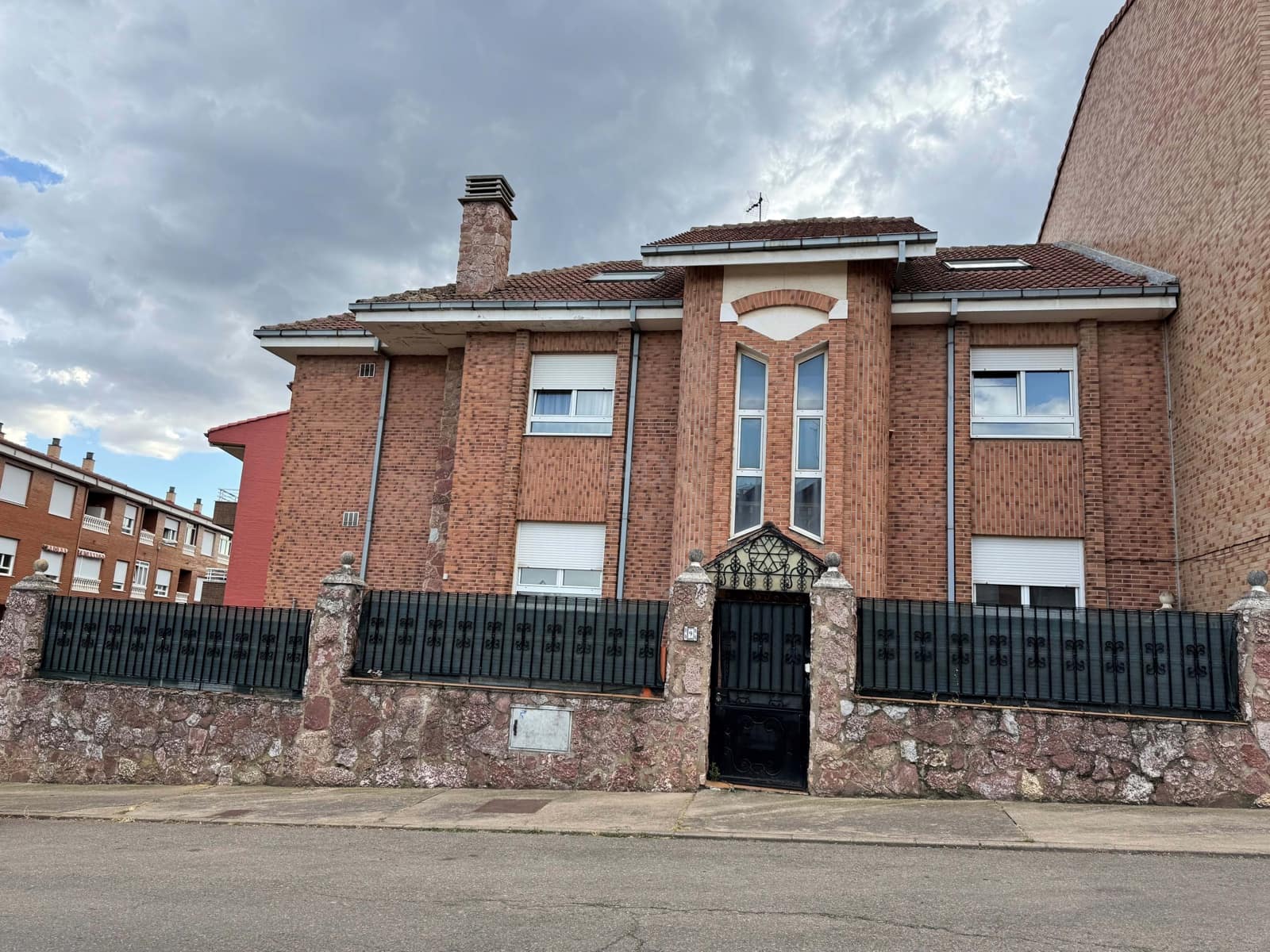 8 Zimmer Haus zu verkaufen in Leon Stadt mit Garage - 345.000 € (Ref: 9991384)