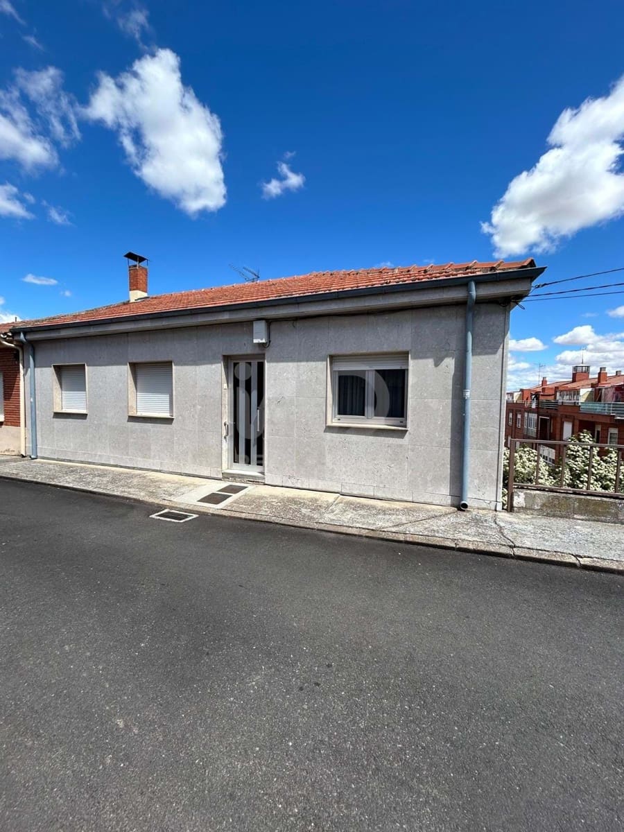 3 Zimmer Haus zu verkaufen in Leon Stadt mit Garage - 120.000 € (Ref: 9991391)