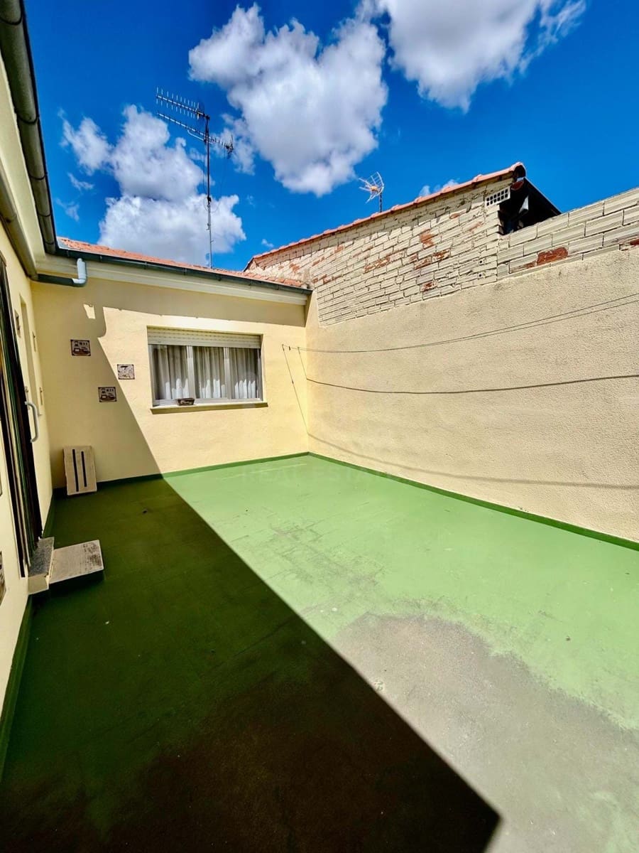 3 Zimmer Haus zu verkaufen in Leon Stadt mit Garage - 120.000 € (Ref: 9991391)