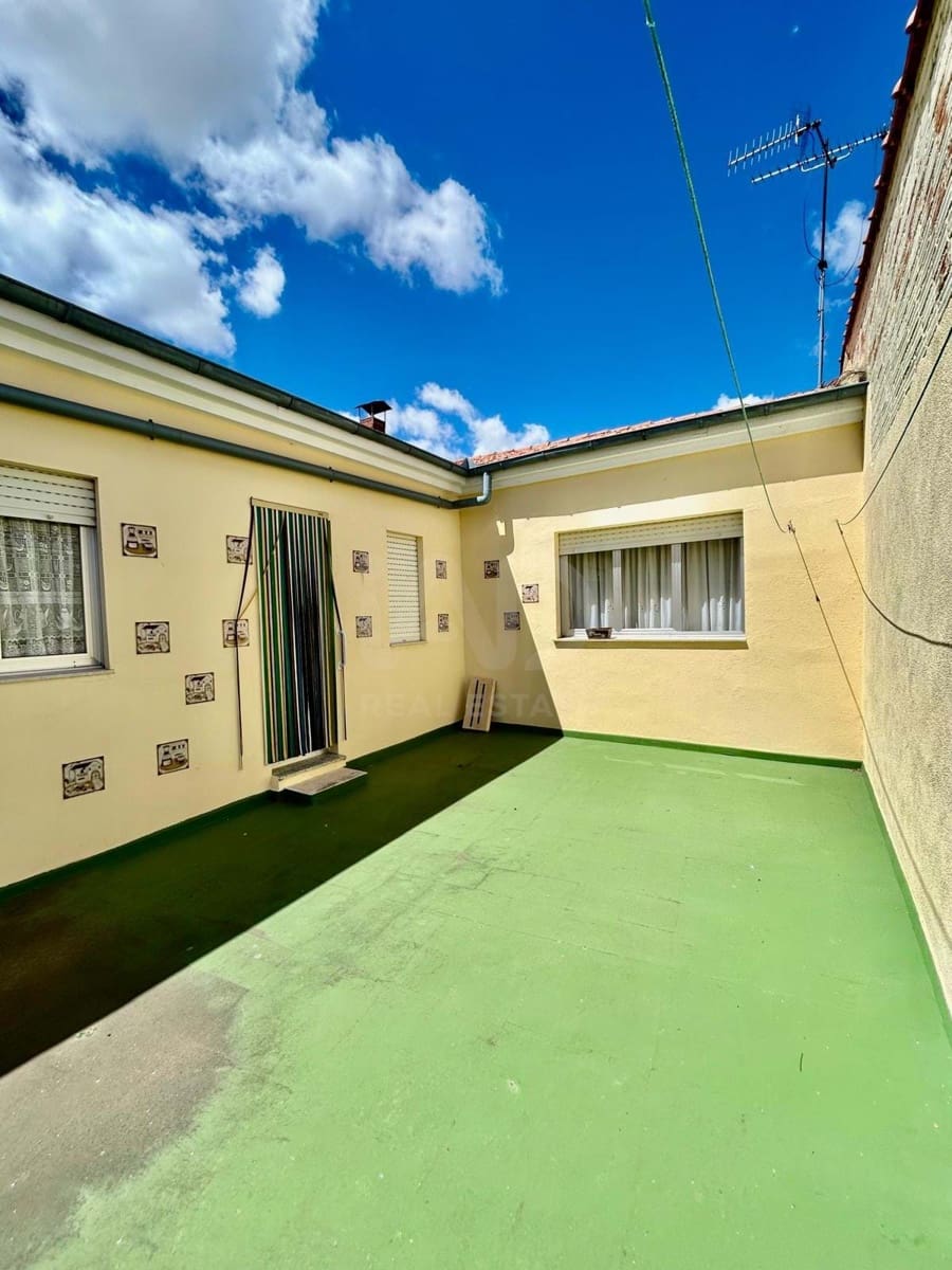 3 Zimmer Haus zu verkaufen in Leon Stadt mit Garage - 120.000 € (Ref: 9991391)