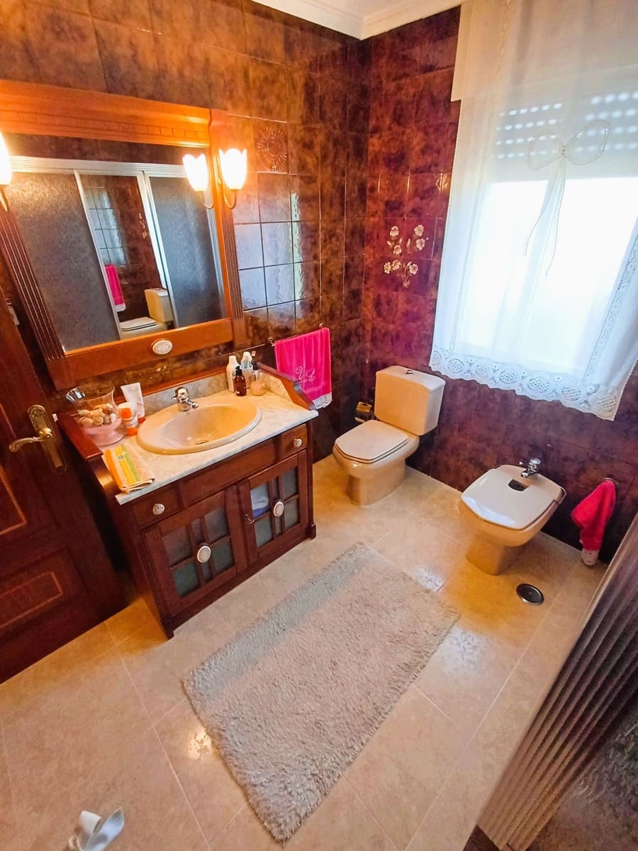 3 bedroom Villa for sale in Leon city with garage - € 225,000 (Ref: 9991396)