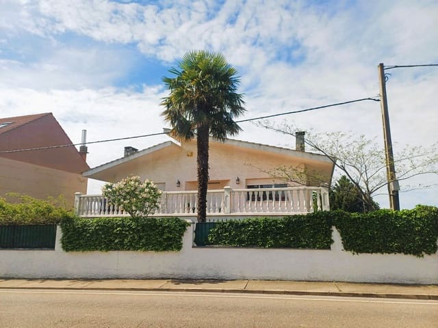3 bedroom Villa for sale in León city with garage - € 225,000 (Ref: 9991396)