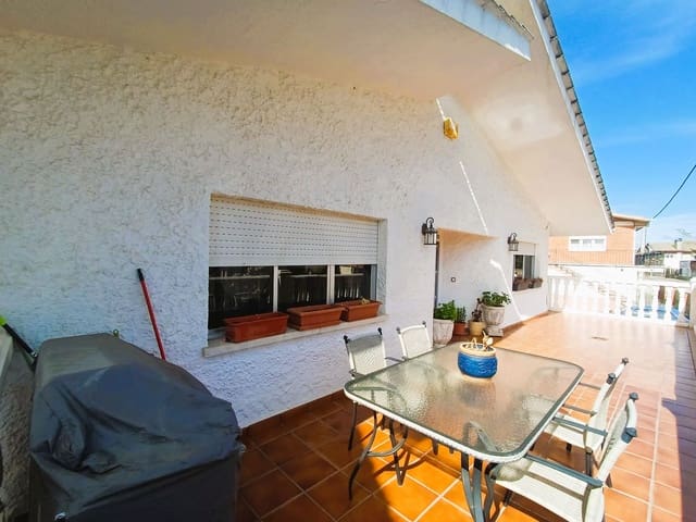 3 bedroom Villa for sale in León city with garage - € 225,000 (Ref: 9991396)