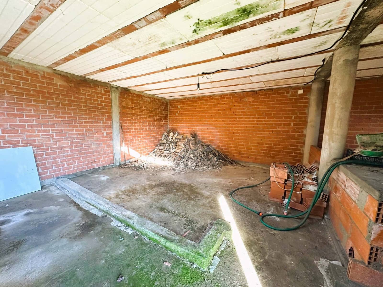 Grunde uden byggetilladelser til salg i Leon by - € 110.000 (Ref: 9991399)