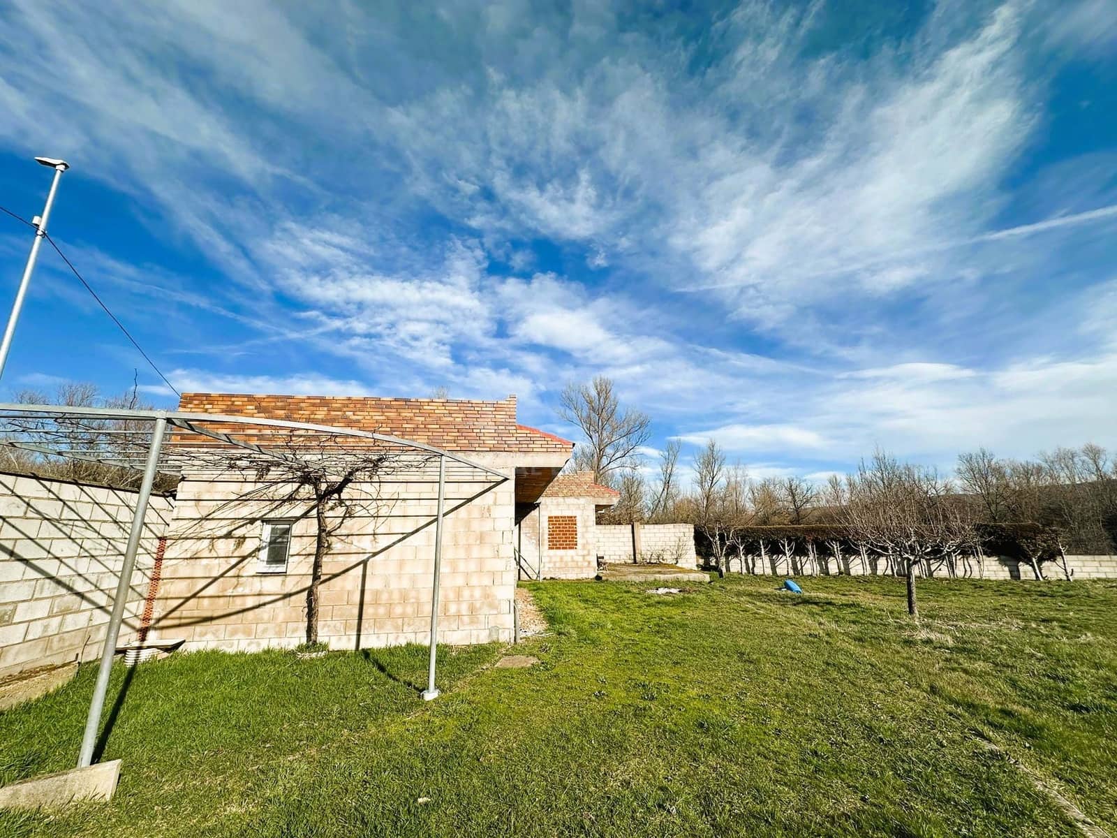 Grunde uden byggetilladelser til salg i Leon by - € 110.000 (Ref: 9991399)