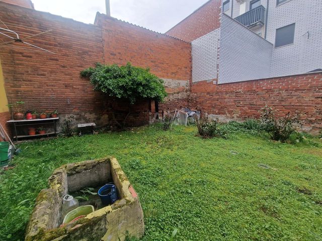 12 makuuhuone Omakotitalo myytävänä paikassa León kaupunki - 135 000 € (Ref: 9991401)